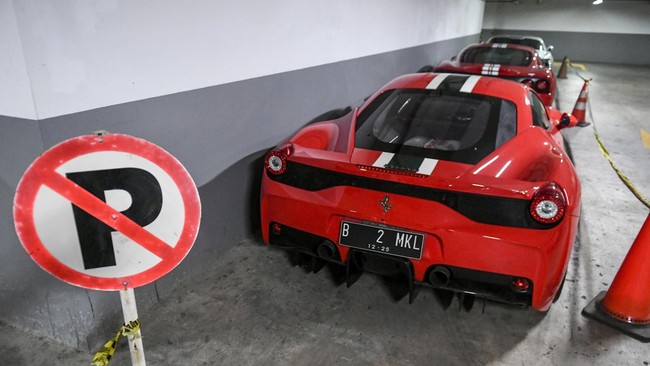 Insiden naas dialami truk towing yang mengangkut super car Ferrari.