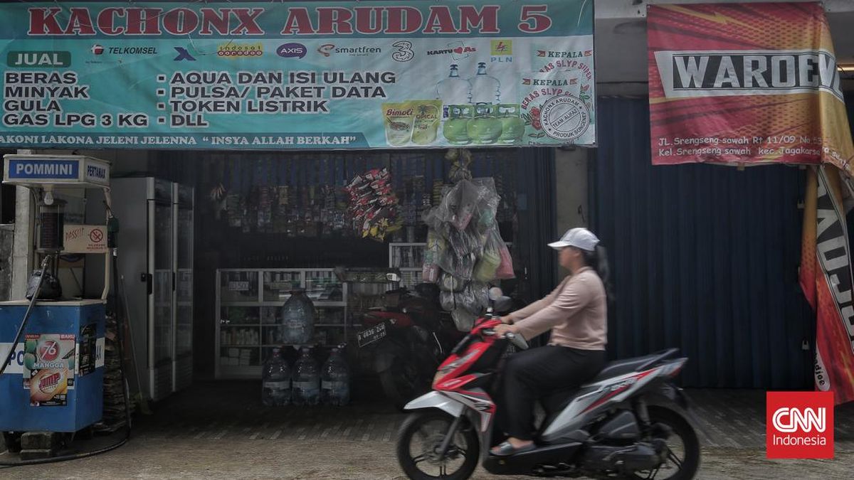FOTO: Warung Madura Tetap Buka 24 Jam di Tengah Polemik