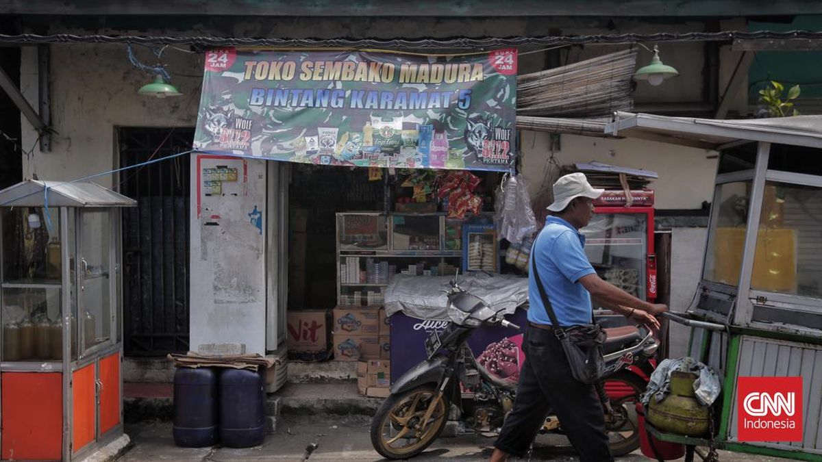 FOTO: Warung Madura Tetap Buka 24 Jam di Tengah Polemik