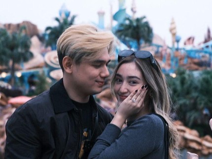 Impian Terwujud, 5 Potret Bahagianya Ranty Maria Dilamar Kekasih di Disneyland Tokyo