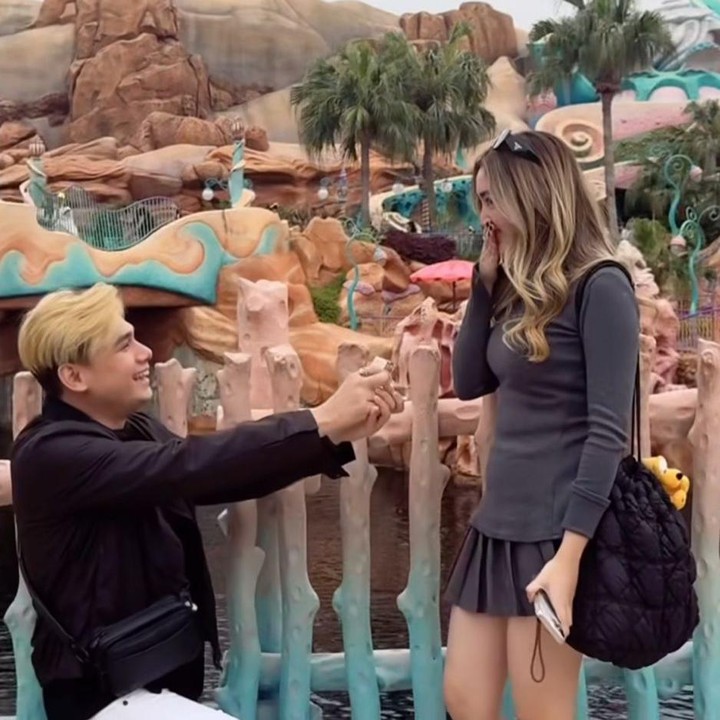 <p>Ranty juga mengunggah momen spesial itu. Dalam video tersebut, Ranty mengaku memang memiliki impian dilamar sang kekasih di Disneyland. “Sekitar dua tahun yang lalu, aku pernah bilang padanya. ‘Bebe, suatu hari lamar aku di Disneyland ya,” tulisnya, dikutip dari laman Instagram @rantymaria. Siapa sangka? Keinginannya itu ternyata diwujudkan oleh sang kekasih di hari ulang tahunnya yang ke-24. (Foto: Instagram@rantymaria)</p>