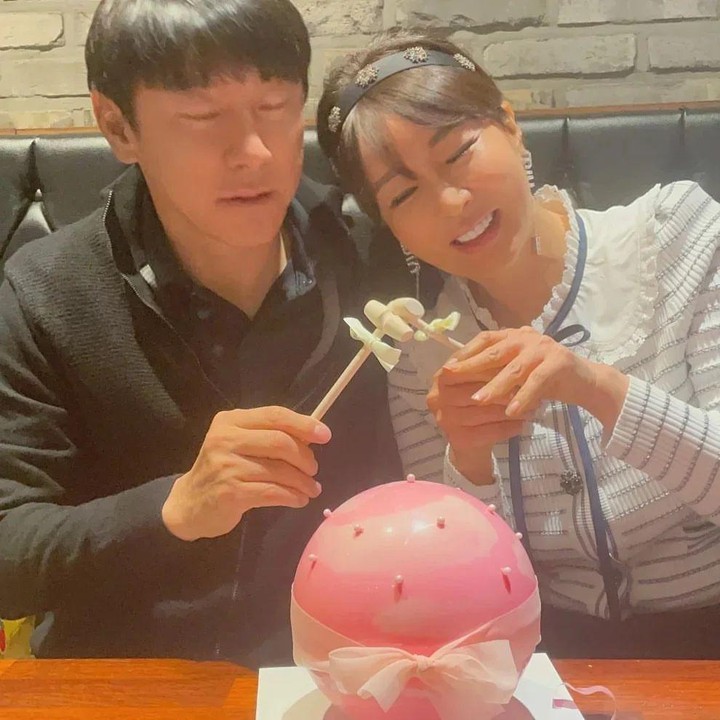 <p>Rumah tangga Cha Young Joo dan Shin Tae Yong juga jauh dari gosip miring. Meski keduanya harus hidup terpisah alias LDR karena sang suami berkarier di Tanah Air, pasangan ini tak malu menunjukkan keromantisan melalui potret-potret ketika berkumpul juga komentar manis di unggahan Instagram. "Saya pikir, satu-satunya waktu yang membuat saya bahagia di dunia ini adalah ketika saya bersama keluarga saya," tulis Cha Young Joo sebagai keterangan foto unggahannya. (Foto: dok. instagram @cha_youngjoo</p>