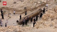 VIDEO: Warga Yahudi Ultra Ortodoks Kerumuni Bangkai Rudal Iran