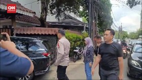 VIDEO: Keluarga Brigadir RA Datangi TKP di Mampang