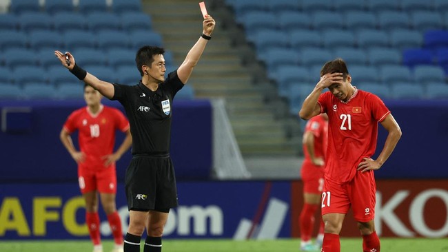 Pelatih timnas Vietnam U-23 Hoang Anh Tuan hanya bisa pasrah setelah dikalahkan Irak 0-1 dan tersingkir dari Piala Asia U-23 2024.