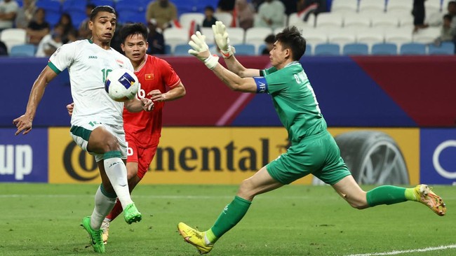 Kiper sekaligus kapten timnas Vietnam U-23 Quan Van Chuan sedih setelah membuat blunder yang membuat timnya kalah dari Irak di perempat final Piala Asia U-23.