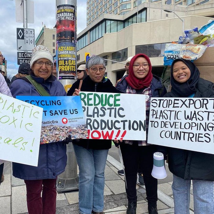 <p>Melalui aksi ini, Nina juga menyerukan langkah-langkah internasional untuk menghentikan ekspor sampah plastik ke negara berkembang, termasuk Indonesia. Secara khusus, ia bahkan meminta Perdana Menteri Kanada, Justin Trudeau, untuk berhenti mengirim plastik ke Indonesia. (Foto: Instagram @aeshnina)</p>