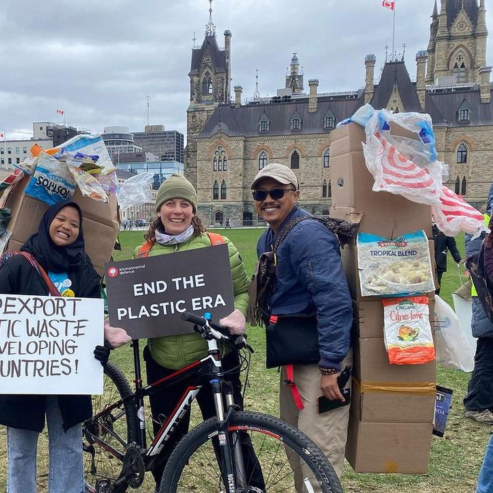 <p>Bukan kali ini saja Nina menyuarakan keresahannya tentang masalah lingkungan, Bunda. Remaja asal Gresik, Jawa Timur ini aktif mengkampanyekan zero waste ke sekolah-sekolah, termasuk ke Sekolah Dasar di Indonesia. Ia bahkan pernah menulis surat ke tiga calon Presiden 2024. Surat ini berisi tentang masalah lingkungan yang dirasakan generasi Z (gen Z) di Indonesia. (Foto: Instagram @aeshnina)</p>