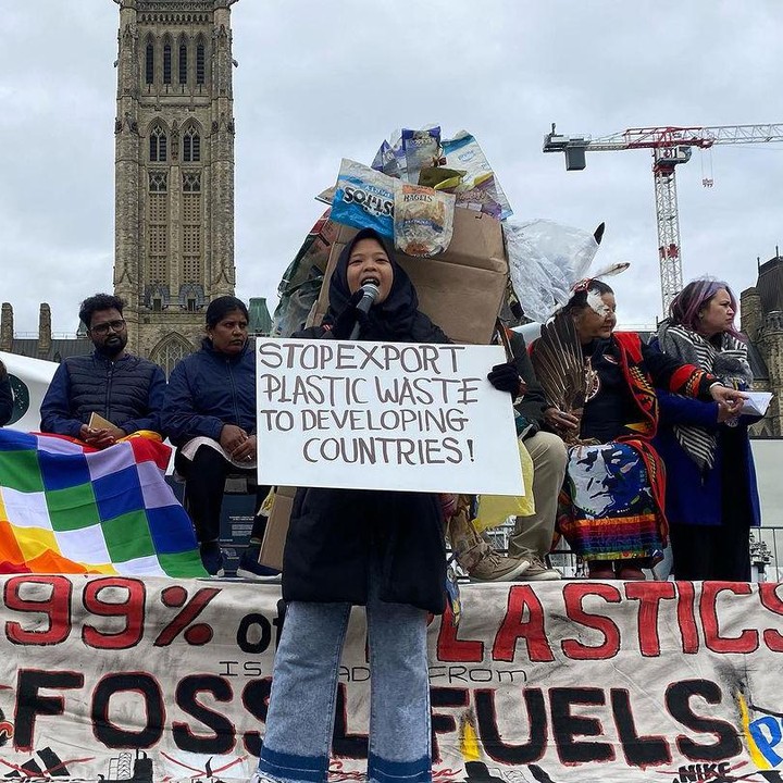 <p>Saat mengikuti aksi, Nina diberi kesempatan bicara di depan publik mewakili anak muda dari Indonesia. Nina lantas bercerita tentang Sungai Brantas di daerah asalnya yang mulai tercemar sampah plastik yang diekspor dari negara maju. (Foto: Instagram @aeshnina)</p>
