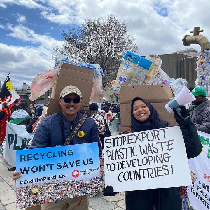 <p>Nina turun ke jalan bersama sang ayah. Ia ikut menyuarakan aksi pengurangan sampah plastik sekali pakai yang dapat mencemari lingkungan. Dalam aksi ini, Nina memakai tas kardus yang berisi sampah plastik. (Foto: Instagram @aeshnina)</p>