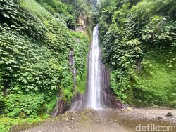 Menjelajahi Air Terjun Tanah Barak di Desa Munduk