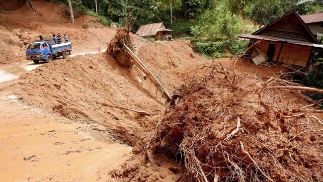 Sebanyak empat orang dalam satu family meninggal bumi setelah rumah mereka di Dusun Peniron, Purworejo, Jawa Tengah, tertimbun tanah longsor.