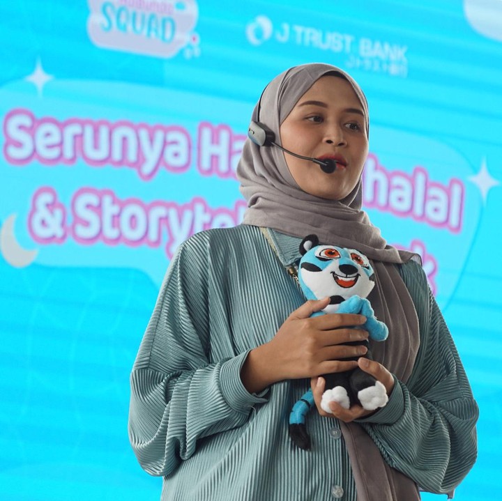 <p>Story telling ini dibawakan oleh Kak Echa dari Sarang Cerita. Ia membawakan cerita tentang kehidupan di negeri istimewa yang juga mengenalkan beberapa maskot dari J TRUST BANK. (Foto: HaiBunda/ Muhammad Hafizh Muharrom)</p>
