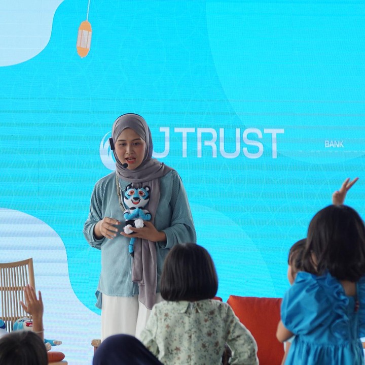 <p>Pada kesempatan ini, Kak Echa juga berinteraksi bersama Si Kecil dengan mengajak mereka menggerakkan tangan. Semuanya kompak mengangkat tangan mengikuti instruksi dari Kak Echa. (Foto: HaiBunda/ Muhammad Hafizh Muharrom)</p>