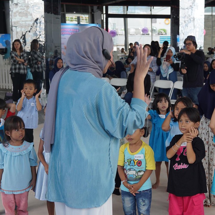 <p>Tidak hanya story telling, Kak Echa juga mengajarkan betapa pentingnya menabung sejak dini. Kali ini, ia mengajak Si Kecil rajin menabung di J TRUST BANK dengan cara bernyanyi bersama diiringi alunan gitar. (Foto: HaiBunda/ Muhammad Hafizh Muharrom)</p>