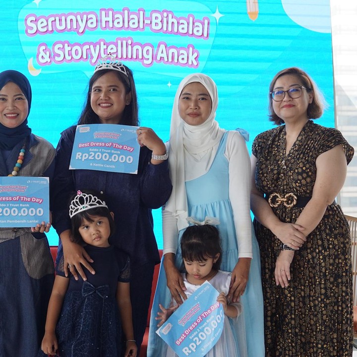 <p>Sebelumnya, para Bunda juga menikmati talk show bersama J TRUST BANK. Talk show tersebut membahas seputar tips keuangan pasca Lebaran dan investasi anak. Lalu ada juga pemilihan pemenang <em>Best Costume</em>. Menarik sekali, bukan, Bunda? Sampai jumpa di acara berikutnya, Bunda. (Foto: HaiBunda/ Muhammad Hafizh Muharrom)</p>
