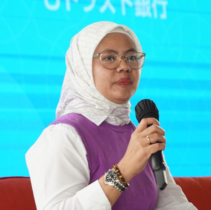 <p>Nyoman menyampaikan pentingnya menyimpan dan menginvestasikan uang THR Si Kecil. “Sebaiknya sedari dini (anak) diajak menabung. J TRUST BANK sendiri ada tabungan yang sangat cocok untuk menyimpan THR Si Kecil yaitu tabungan Tora. Tabungan ini setorannya tidak besar dan tidak ada biaya administrasi,” ujar Nyoman. (Foto: HaiBunda/ Muhammad Hafizh Muharrom)</p>