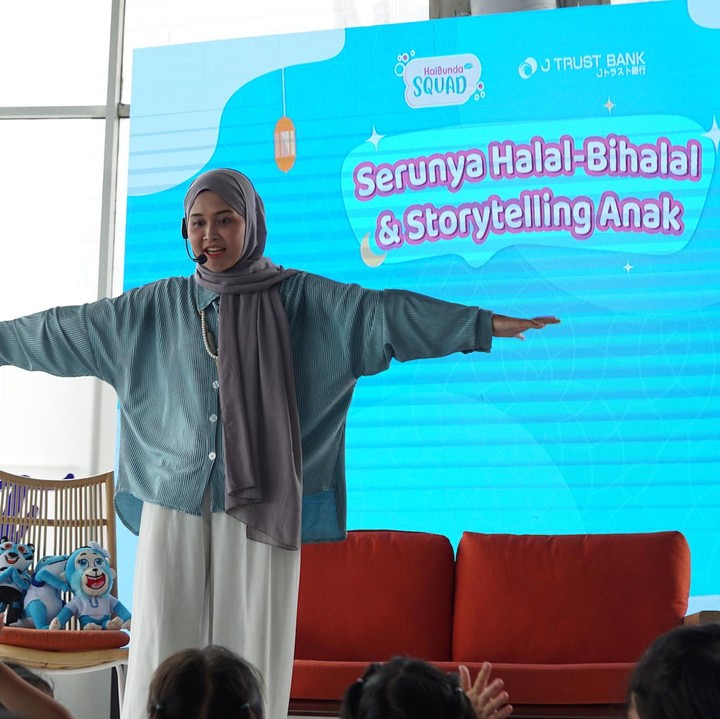 <p>Ketika story telling dimulai, anak-anak mulai menghampiri panggung dan duduk sambil menikmati cerita dari Kak Echa. Mereka terlihat begitu antusias mendengarkan Kak Echa, Bunda. (Foto: HaiBunda/ Muhammad Hafizh Muharrom)</p>