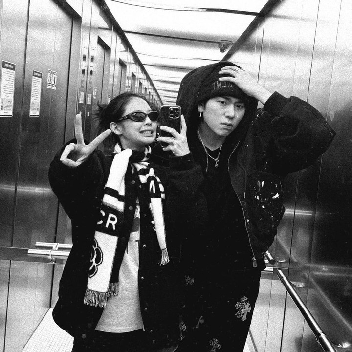 <p>Zico akhirnya <em>comeback</em> dengan merilis single digital berjudul <em>SPOT!</em> yang berkolaborasi dengan Jennie BLACKPINK. <em>Comeback</em> Zico kali ini merupakan debut <em>anniversary</em>-nya yang ke-10, Bunda. (Foto: Instagram @jennierubyjane)</p>