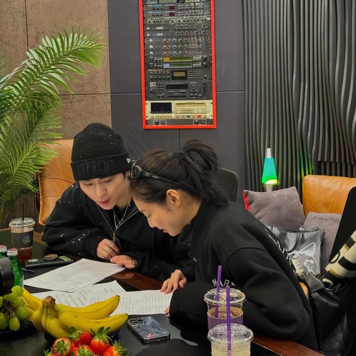 <p>Pada foto yang dibagikan Zico dan Jennie BLACKPINK di Instagram, terlihat kedua penyanyi tersebut sedang berada di studio rekaman saat mempersiapkan single kolaborasi mereka.(Foto: Instagram @jennierubyjane)</p>