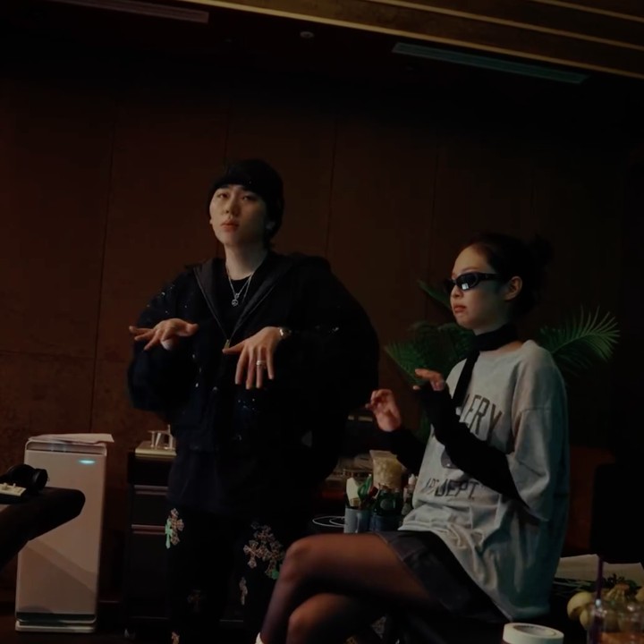 <p><em>SPOT!</em> adalah album terbaru Zico yang rilis dua tahun setelah mini albumnya yang berjudul <em>Grown Ass Kid</em> rilis Juli 2022 lalu yang terdiri dari single <em>Seoul Drift</em> dan <em>Freak</em>. (Foto: Instagram @jennierubyjane)</p>