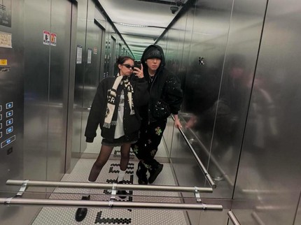 7 Potret di Balik Layar Kolaborasi Zico dan Jennie BLACKPINK, Outfitnya Banyak Ditiru Bun!