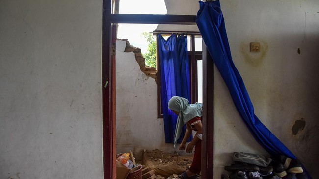 Sembilan penduduk dilaporkan mengalami luka ringan tertimpa reruntuhan saat gempa guncang Batang. Masjid Agung Batang & instansi bupati juga dilaporkan rusak ringan.