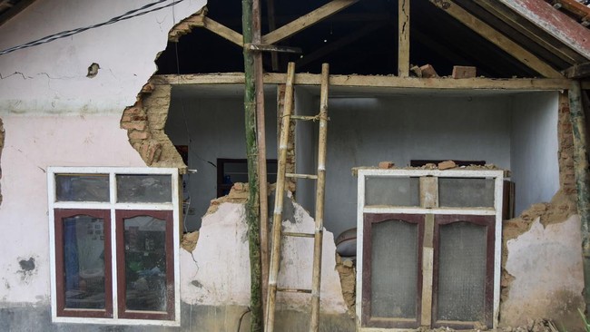 Sejumlah rumah penduduk rusak akibat gempa bumi berkekuatan magnitudo 5,0 mengguncang wilayah Kabupaten Bandung, Jawa Barat, Rabu (18/9)