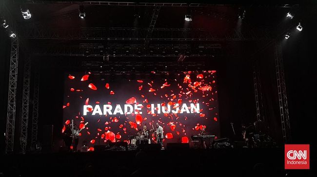 Parade Hujan berkolaborasi dengan penyanyi, aktris, hingga penggemar di atas panggung Titik Kumpul Festival 2024.
