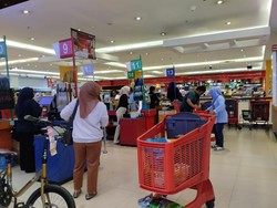 Ada Transmart Full Day Sale, Pengunjung Serbu Transmart Cempaka Putih