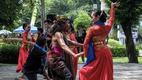 15 Contoh Tari Berpasangan Indonesia dan Asal Daerahnya