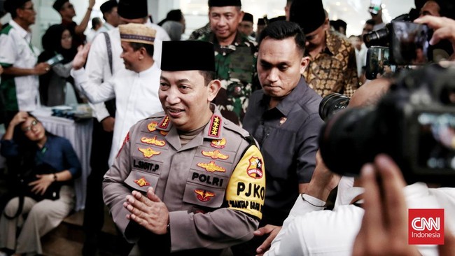 Eks Kapolresta Cilacap Jadi Ajudan Wapres Gibran Kapolri Listyo merotasi Kombes Ruruh Wicaksono sebagai ajudan Wapres Gibran. Mutasi juga melibatkan jabatan Kapolres di Jakarta.