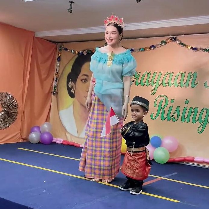 <p>Setelah sampai ke panggung, Nurah dan Razeen langsung berpose dengan penuh percaya diri. Penampilan Razeen lantas menuai respons positif dari netizen. "Kereennn abang razen anak soleh," tulis salah satu netizen. (Foto: Instagram @nourahsheivirah)</p>