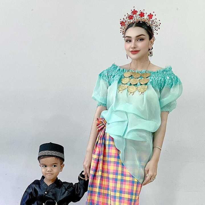 <p>Istri Teuku Rafly, Nurah Syahfirah, belum lama ini membagikan potret putra bungsunya, Razeen, yang ikut tampil di acara sekolah. Acara sekolah ini digelar untuk memperingati Hari Kartini yang jatuh setiap tanggal 21 April. (Foto: Instagram @nourahsheivirah)</p>