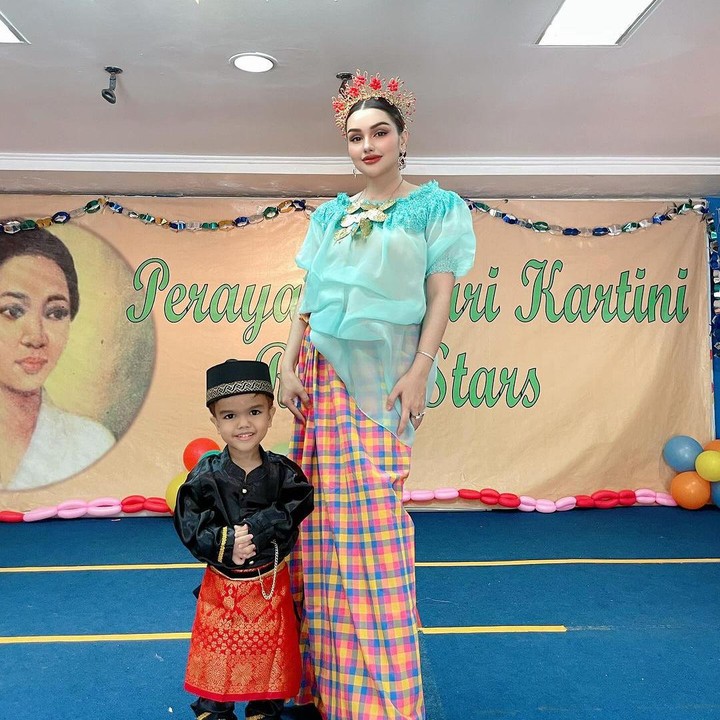 <p>Nurah dan Razeen kompak mengenakan pakaian daerah di acara ini lho, Bunda. Ibu dan anak ini mengenakan pakaian adat Sulawesi Selatan, provinsi asal Nurah. (Foto: Instagram @nourahsheivirah)</p>