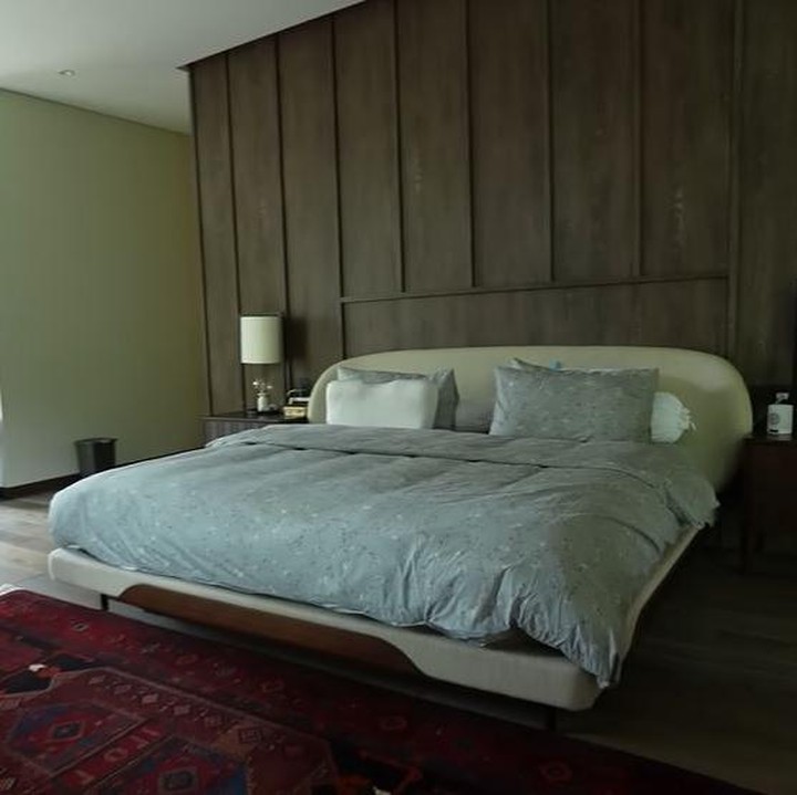 <p>Di lantai dua rumah, terdapat kamar utama yang super luas, Bunda. Ada pula beberapa kamar lainnya, seperti ruang santai untuk bermain game, dan teras untuk bersantai menikmati pemandangan luar yang asri. Meski terlihat mewah, Tompi justru awalnya meminta arsitek untuk membuat hunian yang tidak terlihat 'mahal'. "Sebenarnya, secara material enggak ada yang istimewa. Semua murah, tapi enggak murahan," katanya. (Foto: YouTube TAULANY TV)</p>