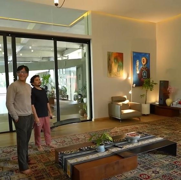<p>Ruang keluarga di rumah Tompi ini terlihat sangat luas dengan beberapa furnitur klasik di dalamnya. Ruangan ini jadi satu dengan ruang makan dan dapur. Istri Tompi mendesain satu ruang khusus untuk menyimpan peralatan makan dan memasak di dapur. (Foto: YouTube TAULANY TV)</p>