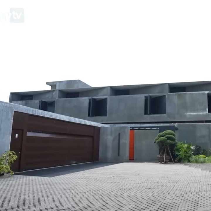 <p>Penyanyi Tompi memiliki hunian mewah berkonsep industrial yang dikemas menjadi post-modern era. Rumah dengan luas bangunan sekitar 1.000 meter persegi ini terletak di kawasan Bintaro, Tangerang Selatan. Lokasi rumah ini dekat dengan tempat praktik kerjanya sebagai dokter. (Foto: YouTube TAULANY TV)</p>