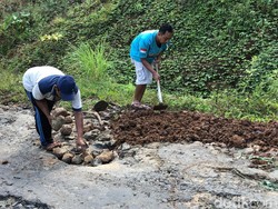 Warga Ngebel Ponorogo Swadaya Tambal Jalan Rusak yang Tak Kunjung Diperbaiki