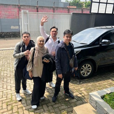 7 Potret Rumah Tengku Firmansyah & Cindy yang Tetanggan dengan Artis Cilik di Kanada