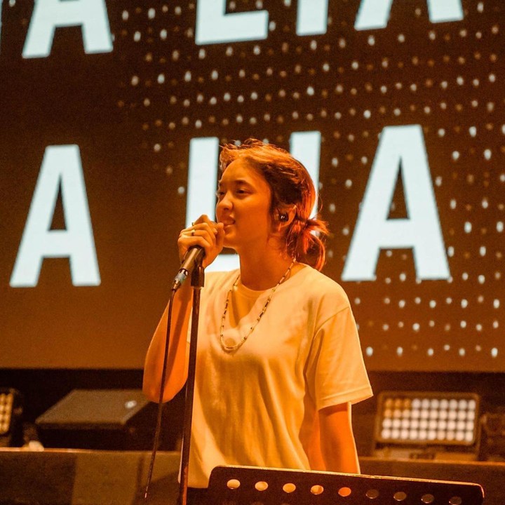 <p>Perempuan 19 tahun tahun ini ternyata memiliki ketertarikan dalam dunia tarik suara. Hal tersebut diketahui langsung dari beberapa potret penampilannya menjadi <em>backing</em> vokal Sheila on 7. (Foto: Instagram@shadjo04)</p>