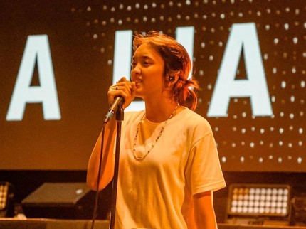 5 Potret Aishameglio Putri Duta yang Kini Jadi Backing Vokal Sheila on 7