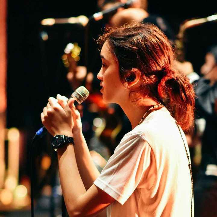 <p>Duta Sheila on 7 dan Adelia Lontoh dikaruniai anak pertama berjenis kelamin perempuan yang diberi nama Aishameglio Duta Chiara. Kini, putrinya itu telah beranjak remaja dan mewarisi kemampuan bernyanyi sang ayah. (Foto: Instagram@sheilaon7)</p>