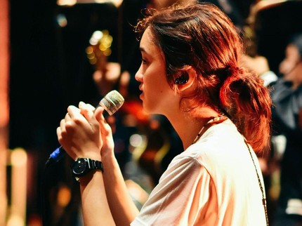 5 Potret Memesona Aishameglio Putri Duta yang Juga Backing Vokal Sheila on 7