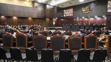 Hakim MK Cecar KPU soal Rekapitulasi Suara DPRD di Tangsel Molor