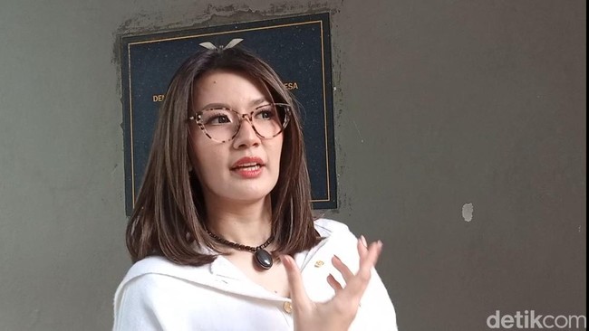 Suami Sah Mualaf, Asty Ananta Jalani Umrah Penuh Haru