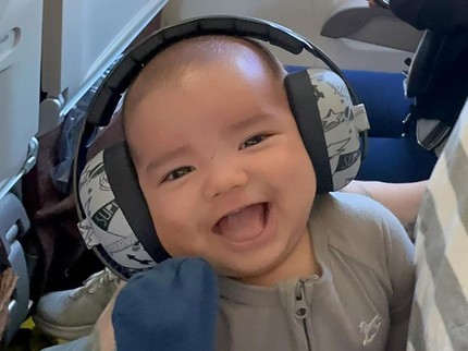 5 Potret Baby Jared Anak Sheila Marcia Pertama Kali Naik Pesawat & Kereta Api, Anteng Bun