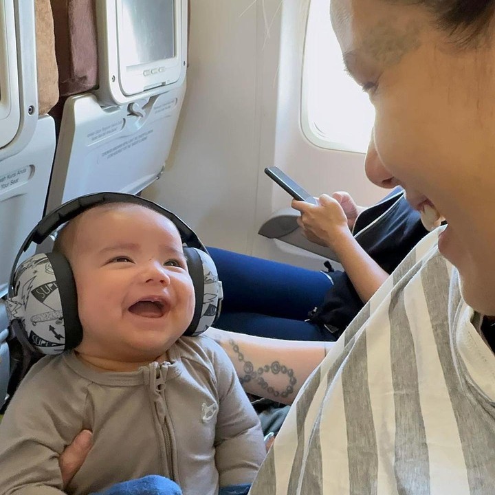 <p>Selain naik kereta api, Baby Jared juga pertama kalinya ikut naik pesawat. Berikut ini momen ketika ia berada di pangkuan saat berada di kabin. (Foto: Instagram @dmustakira dan @itssheilamj)<br /><br /><br /></p>