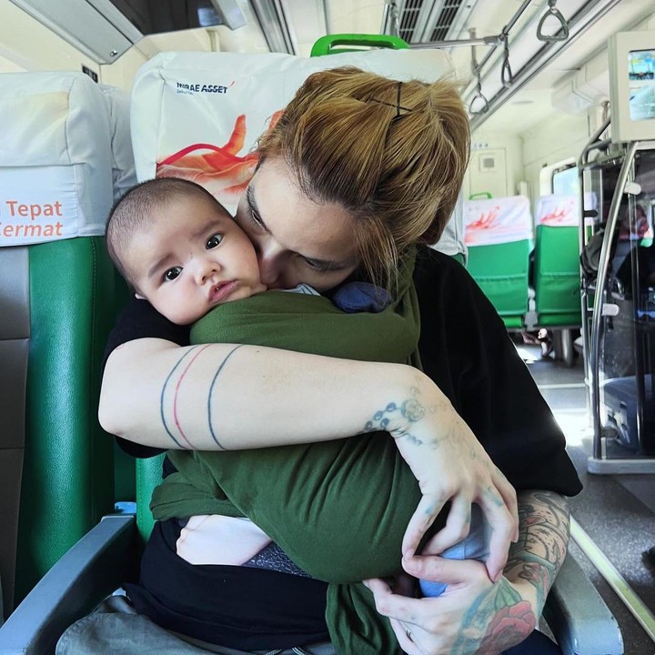 <p>Beberapa waktu yang lalu, Sheila Marcia melahirkan anak kelimanya, Bunda. Bayi berjenis kelaman laki-laki ini diberi nama Abraham Jared Benjamin. (Foto: Instagram @dmustakira dan @itssheilamj)<br /><br /><br /></p>