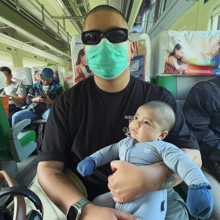 <p>Belum lama ini, Sheila Marcia membagikan momen liburan bersama keluarga di akun Instagramnya. Dalam unggahan tersebut, mereka tampak menggunakan transportasi umum kereta api dan Baby Jared terlihat ikut serta, nih. (Foto: Instagram @dmustakira dan @itssheilamj)<br /><br /><br /></p>